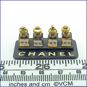Parfymdisplay med parfymflaskor - handgjort Valerie Claire Miniatures