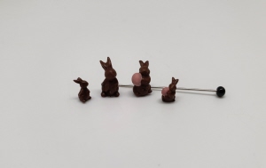 4 rabbits unpainted in resin - from Art of Mini