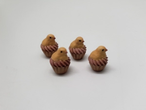 Fyra omålade cupcakes i resin - från Art of Mini