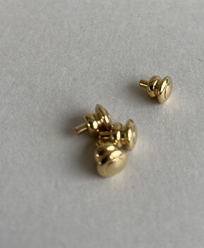 Fyra dörrknoppar i mässing