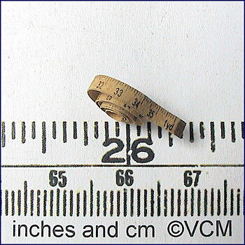 Måttband i brunt - från Valerie Claire Miniatures