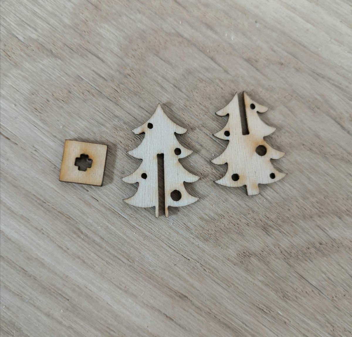 Julgran bordsdekoration - byggsats i plywood-från Nukkekoti Väinölä - 2