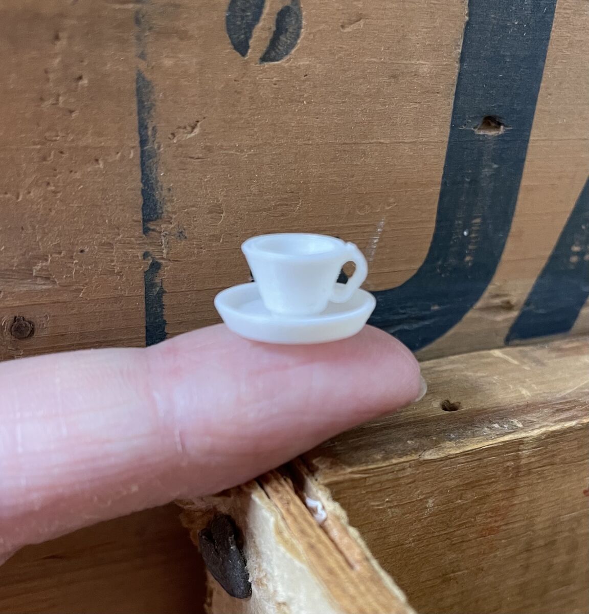 Två kaffekoppar- omålad i plast-från Nukkekoti Väinölä