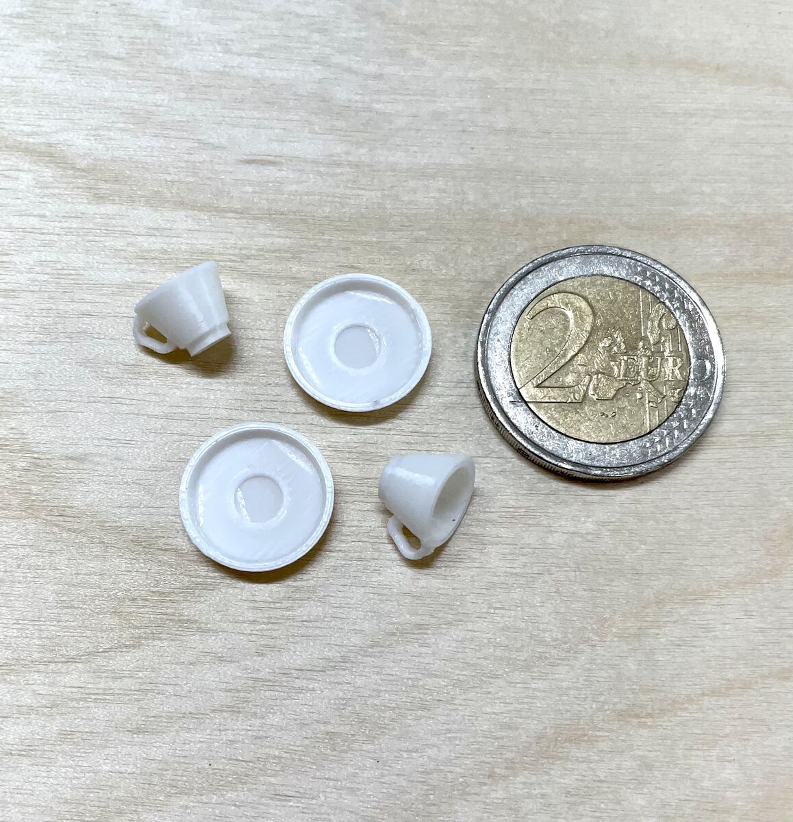 Två kaffekoppar- omålad i plast-från Nukkekoti Väinölä - 2