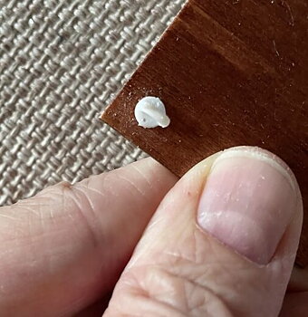 Fyra dörrknoppar- retro- omålad i plast-från Nukkekoti Väinölä