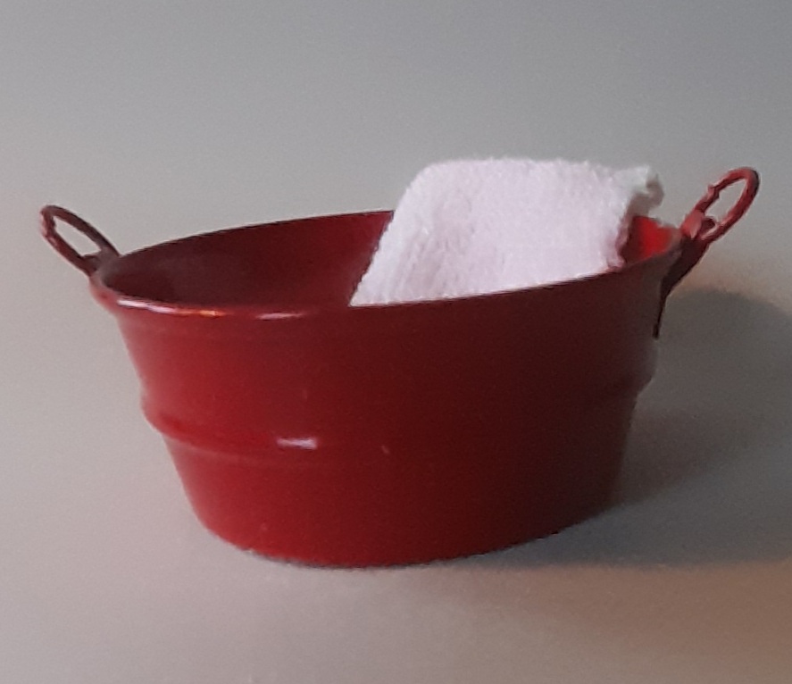 Röd balja med handduk