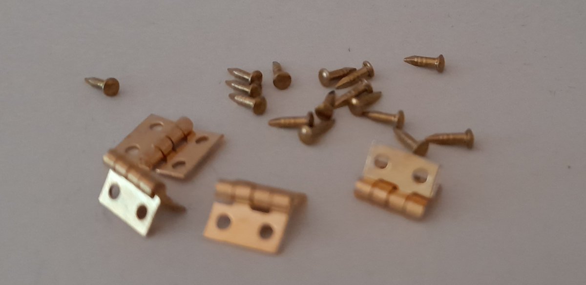 4 hingess, nails, brass coated