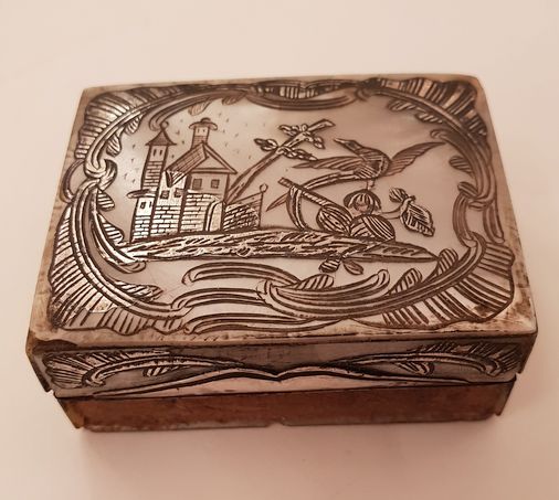 Snusdosa 1700-tal, pärlemor och silver, defekt
