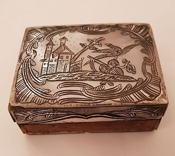 Snusdosa 1700-tal, pärlemor och silver, defekt
