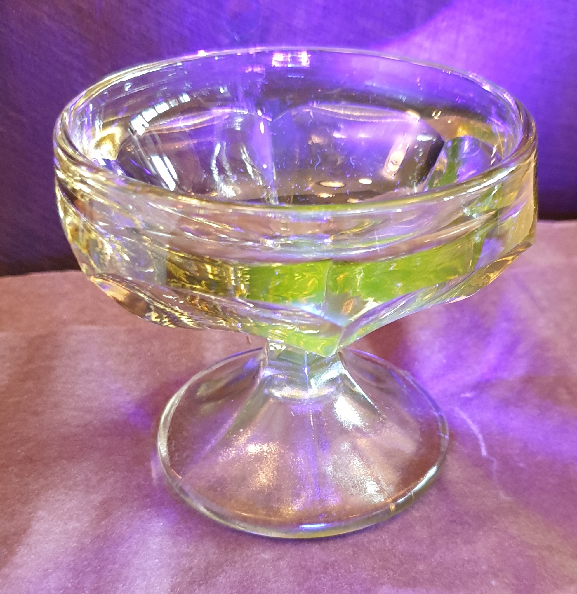 Eda coupe glass: brownish-yellow uranium-containing glass