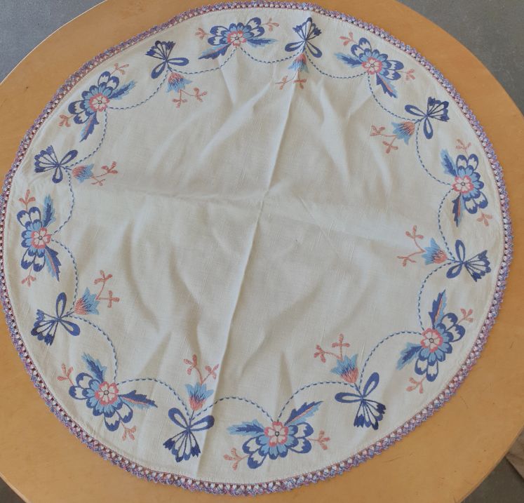 Round small tablecloth embroidered blue flowers