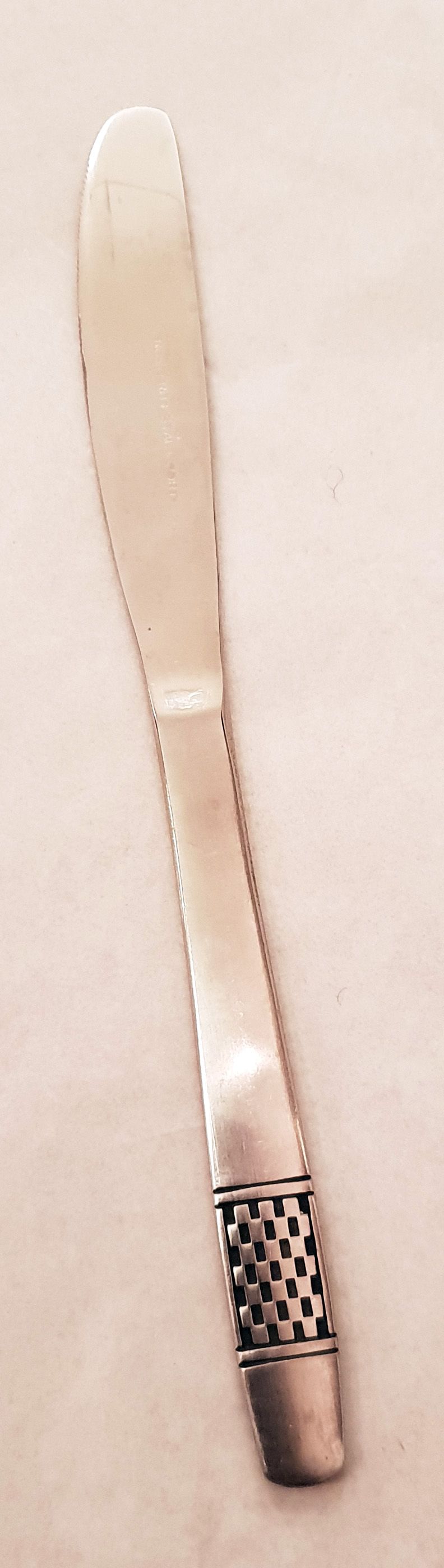 Rutigt band nedtill kniv