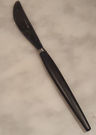 Runt, spetsigt, svart skaft kniv
