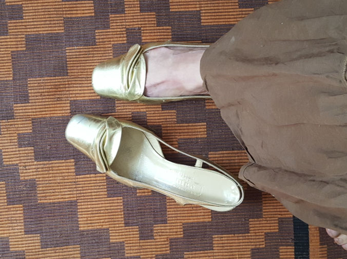 Guldfärgade slingback 1960-tal med rosett strl 36 1/2