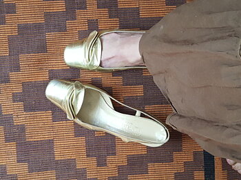 Guldfärgade slingback 1960-tal med rosett strl 36 1/2