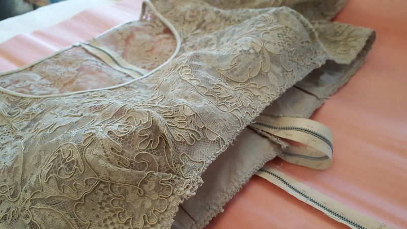 Marthaskolan hand-sewn, silk-edged lace top for dress - 5