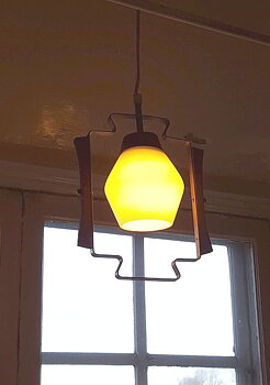 Fönsterlampa vitt glas, teak och mässing 1960-tal