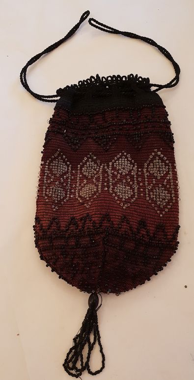 Ridikyl stenkols- och glaspärlor stickad cirka 1850