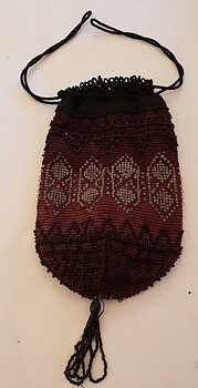 Ridikyl stenkols- och glaspärlor stickad cirka 1850