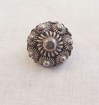 Dräktbrosch silver med kulor