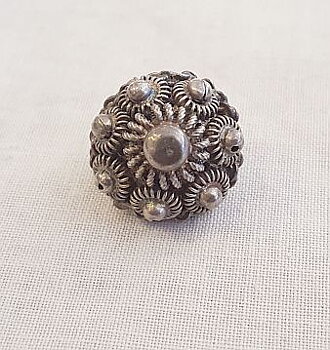 Dräktbrosch silver med kulor