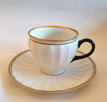 Kaffekopp med fat vit, svart, guld