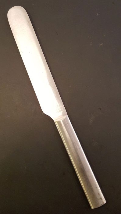 Knife with short shaft