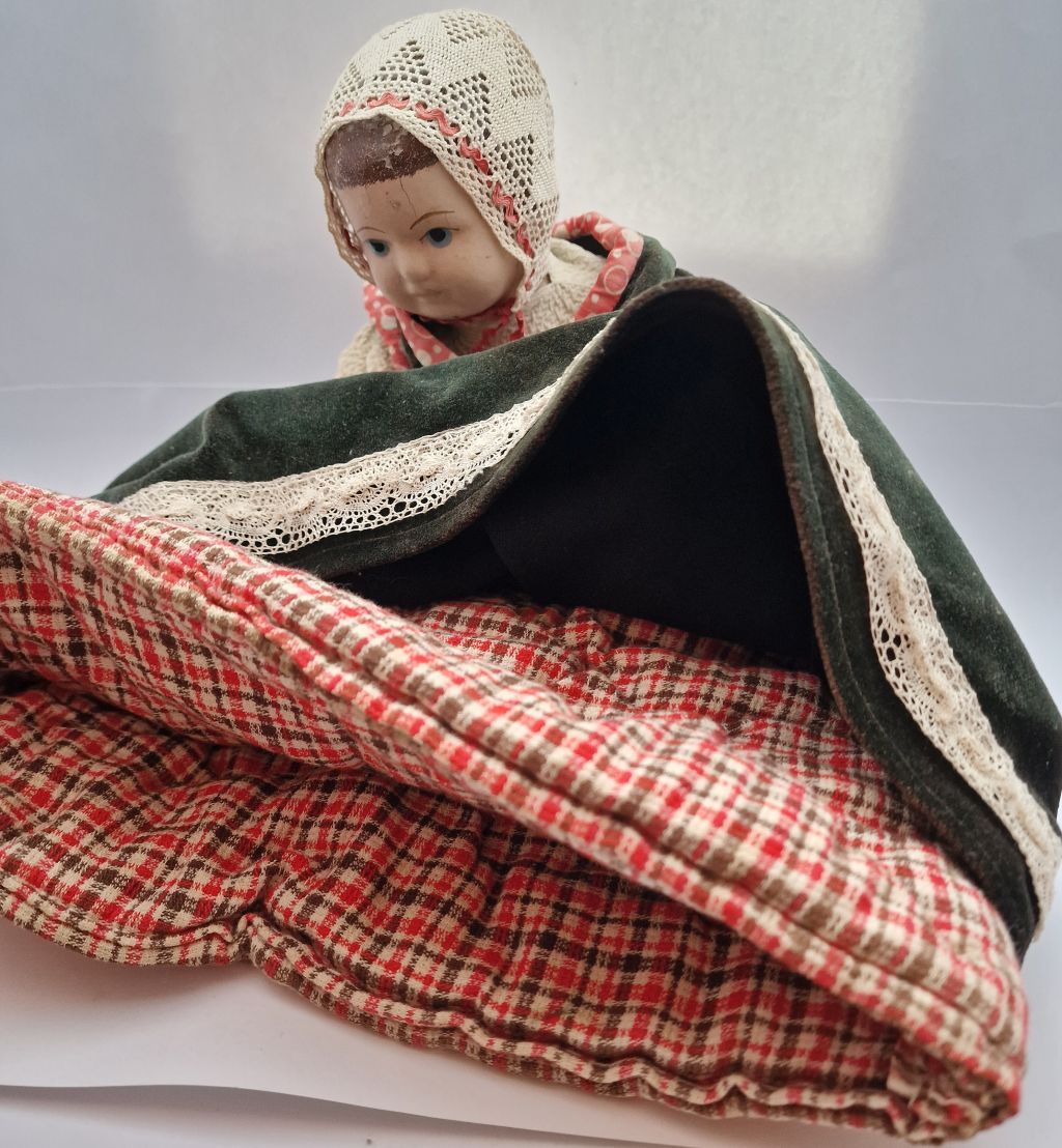 Tea cozy with doll - 7