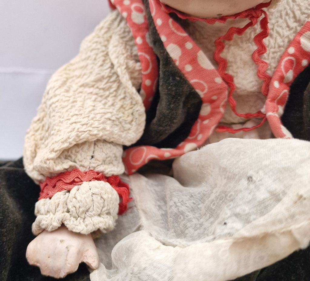 Tea cozy with doll - 5
