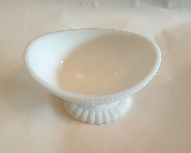 Bowl on foot white small - 2