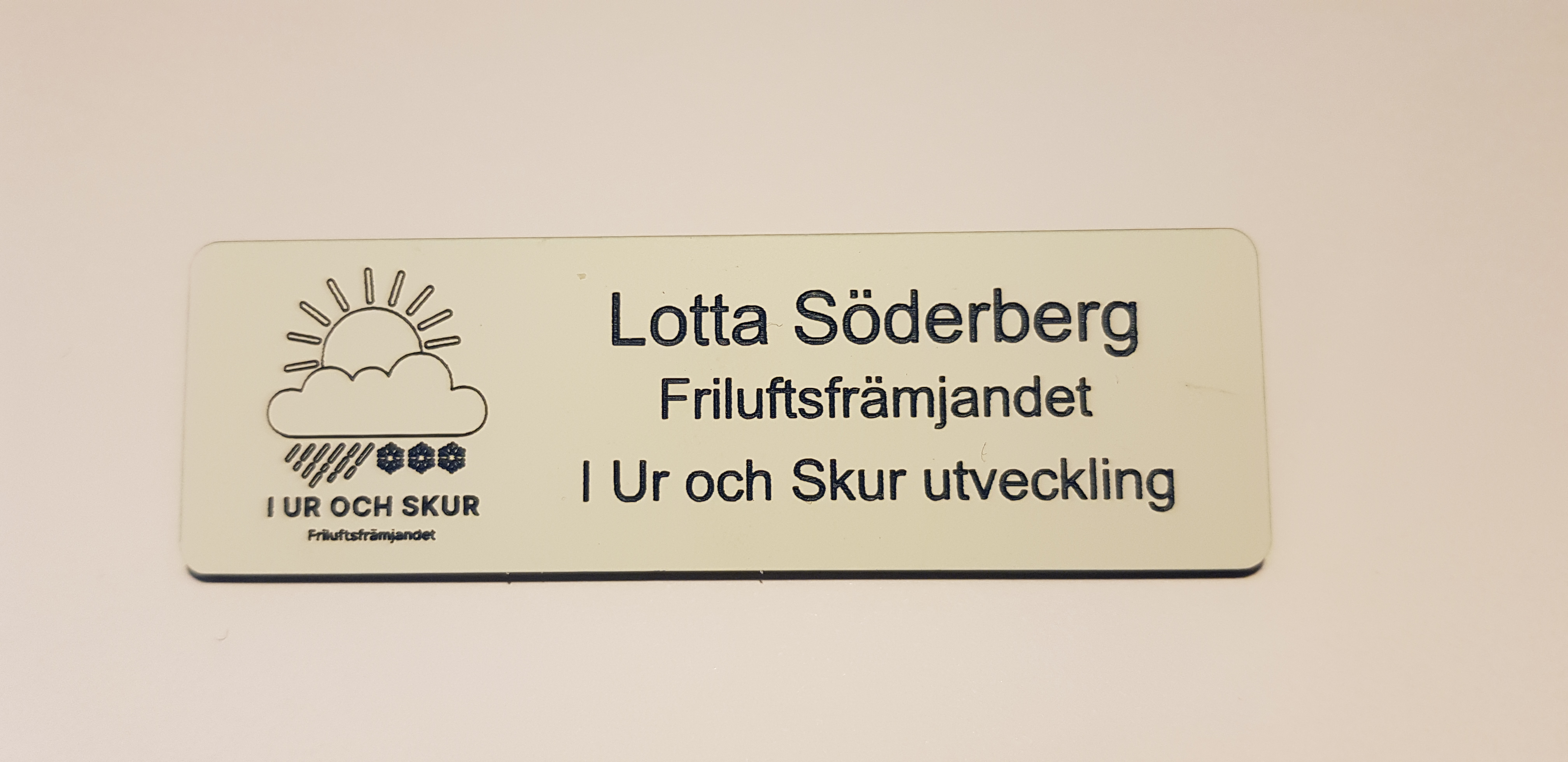 Namnskylt med fäste - I Ur och Skur