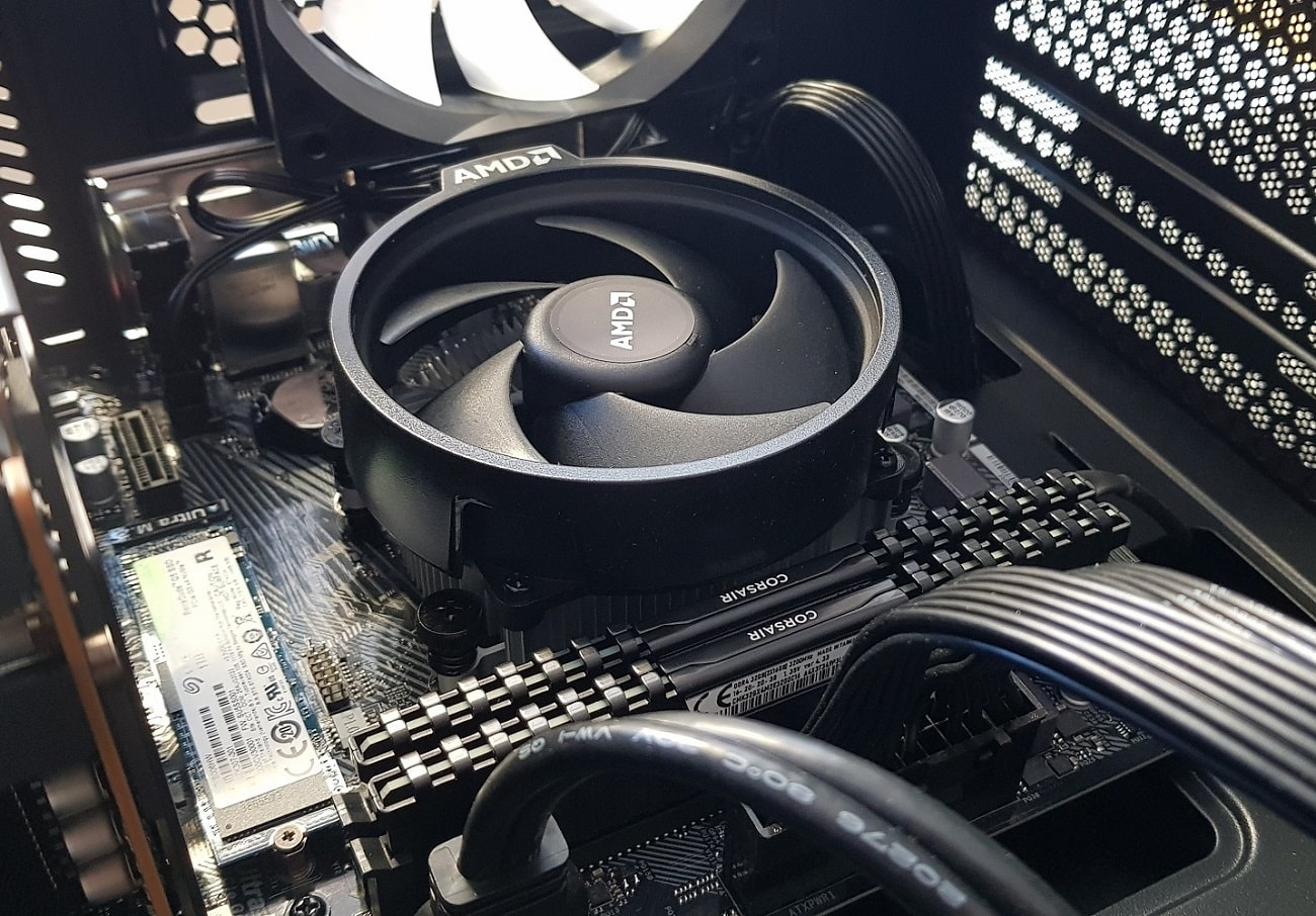 Inuti speldatorn med alla komponenter monterade - Fokus på processorkylaren