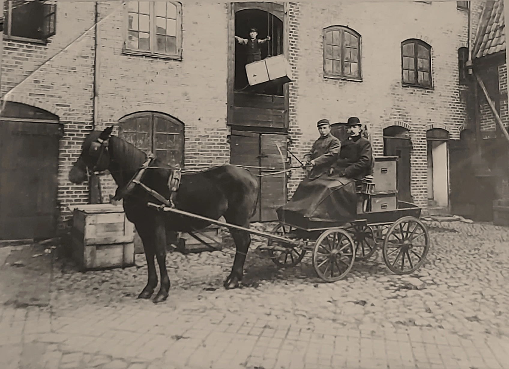 Ett familjeföretag med erfarenhet av glas och porslin genom århundraden. Året är 1890 tal ekipaget är på väg ut på säljturné. Förteget grundades 1871.