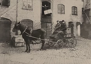 Ett familjeföretag med erfarenhet av glas och porslin genom århundraden. Året är 1890 tal ekipaget är på väg ut på säljturné. Förteget grundades 1871.