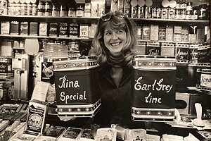 Siv Jarnebäck i butiken 1977 Kina Special och Earl Grey Lime är fortfarande två storsäljare!