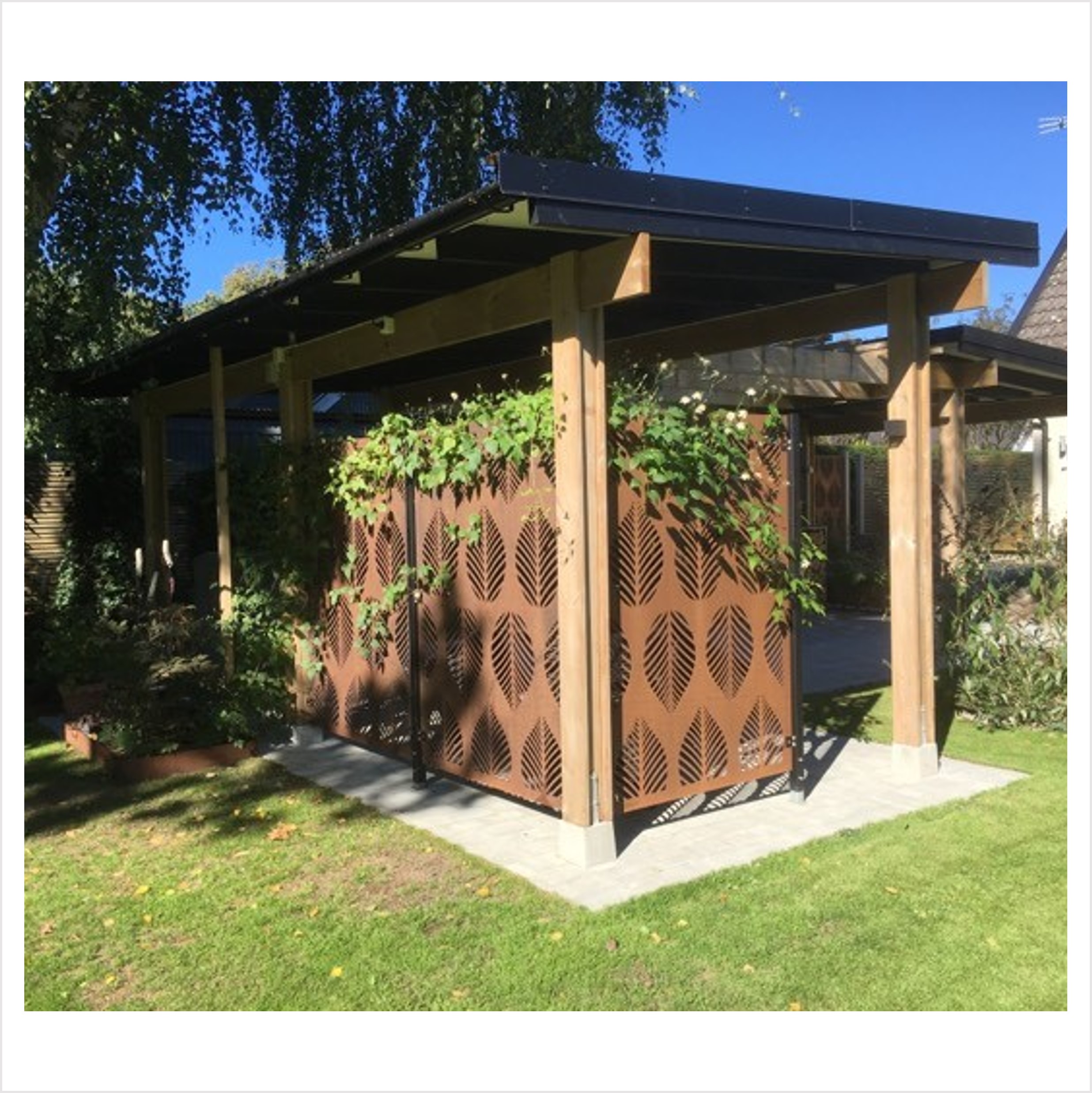 Skärmvägg, pergola, gräsmatta, blå himmel, gröna växter