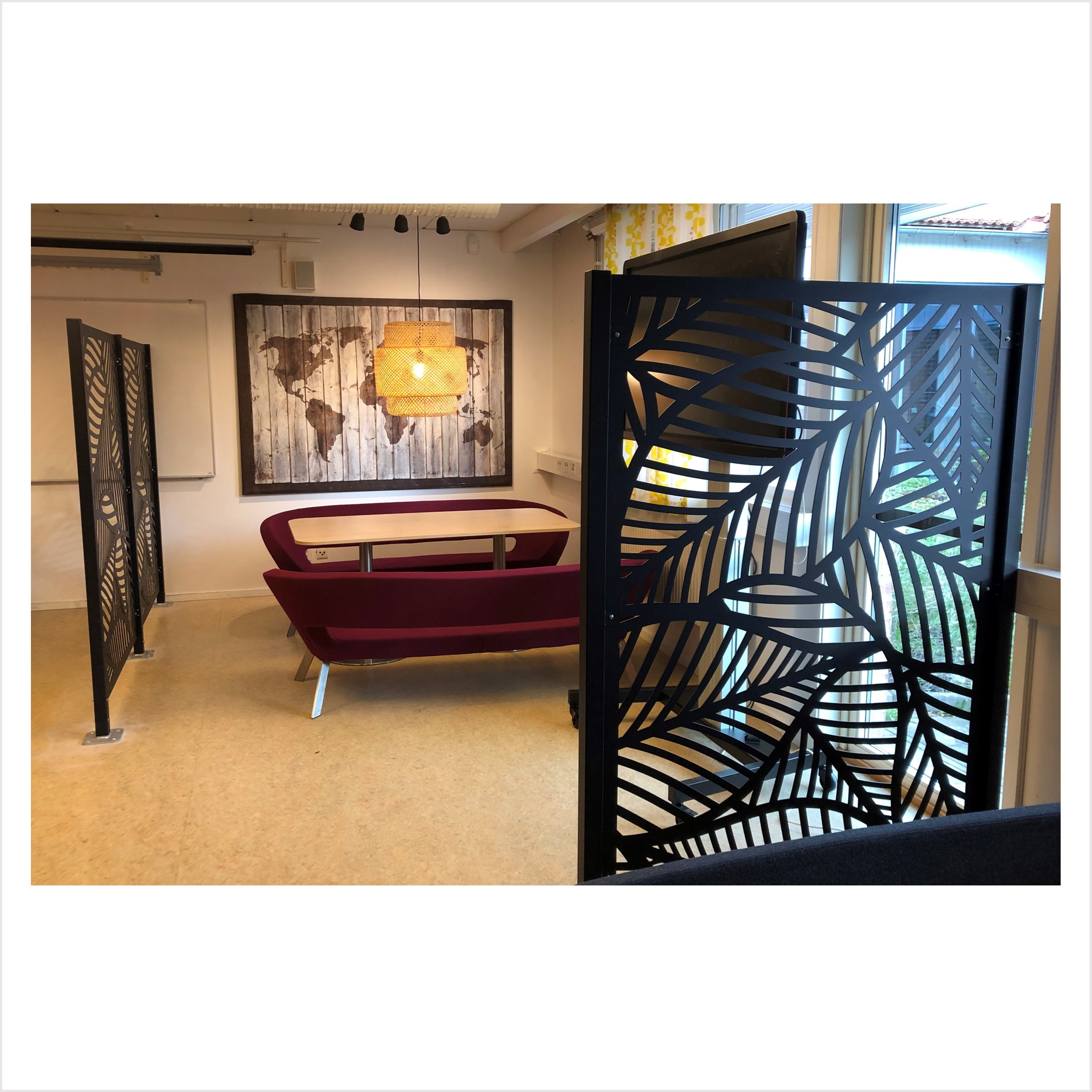 Avskärmning, skärmväggar, soffa, tavla, skola 