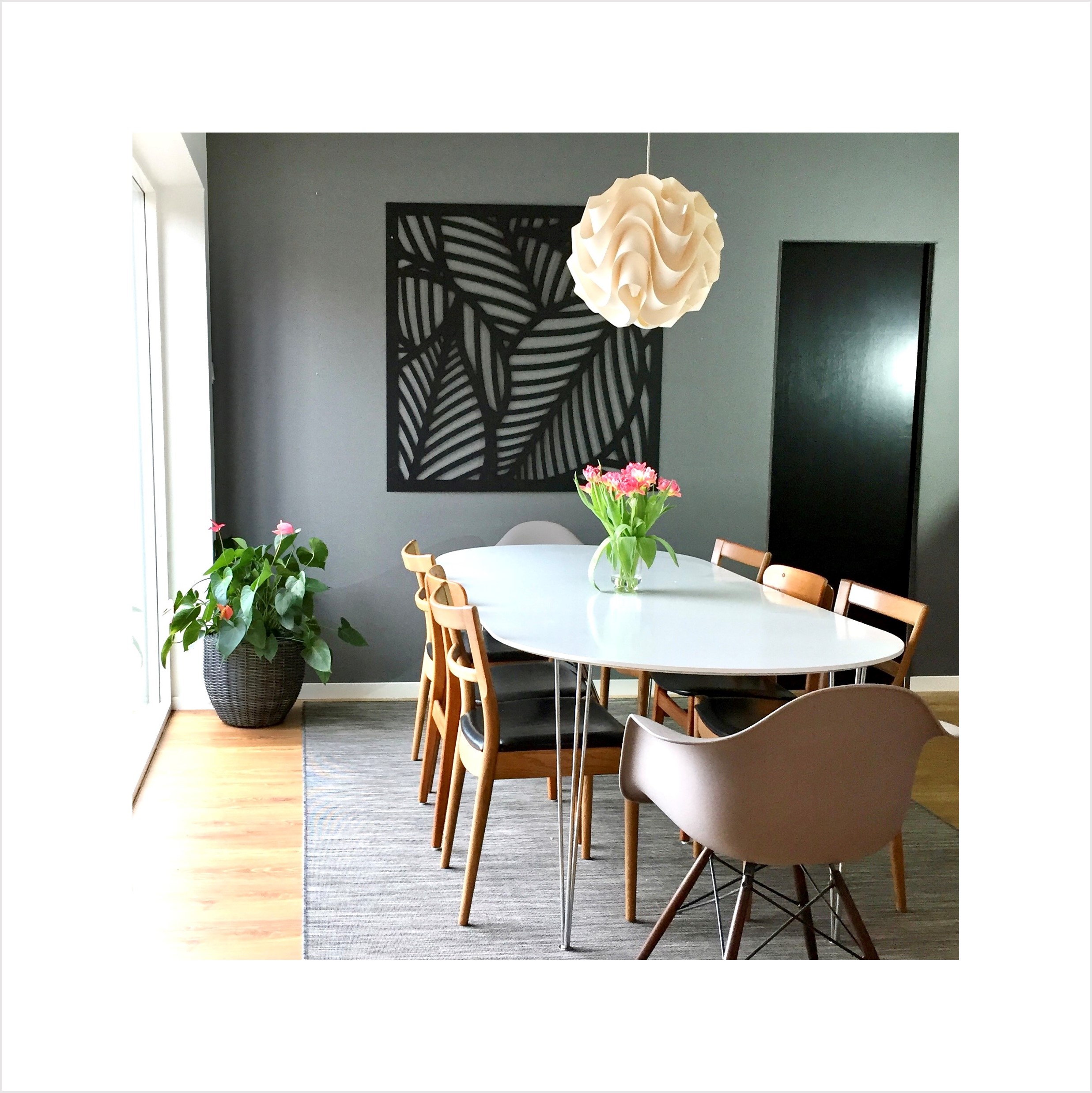 Skärmvägg, krukväxt, bord, stolar, lampa