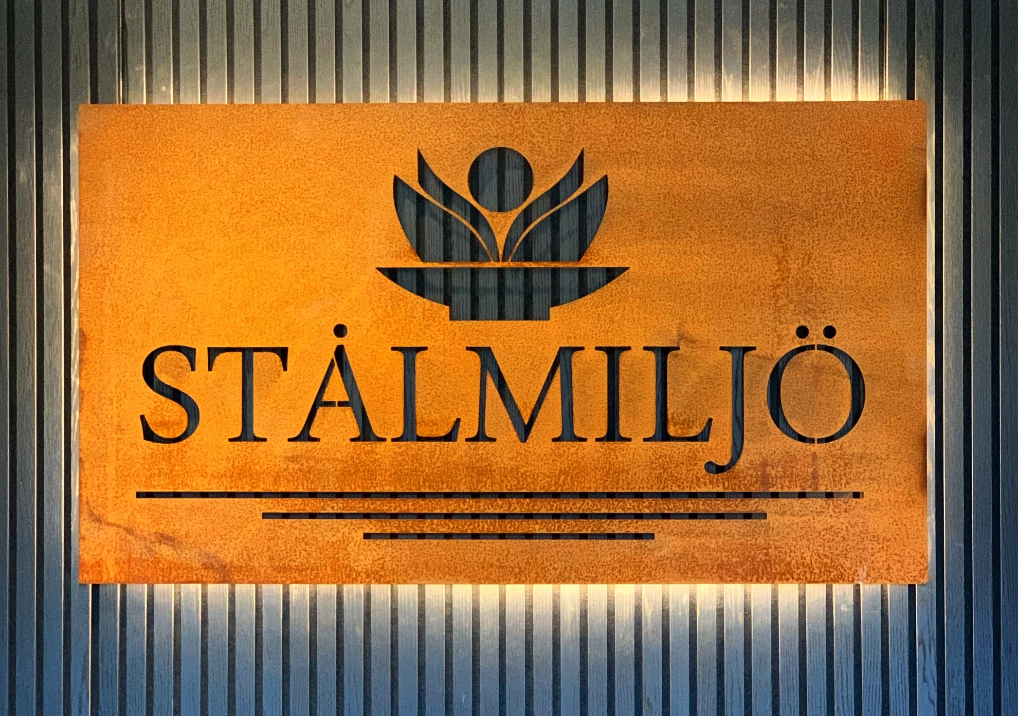 Skylt i cortenplåt med texten stålmiljö