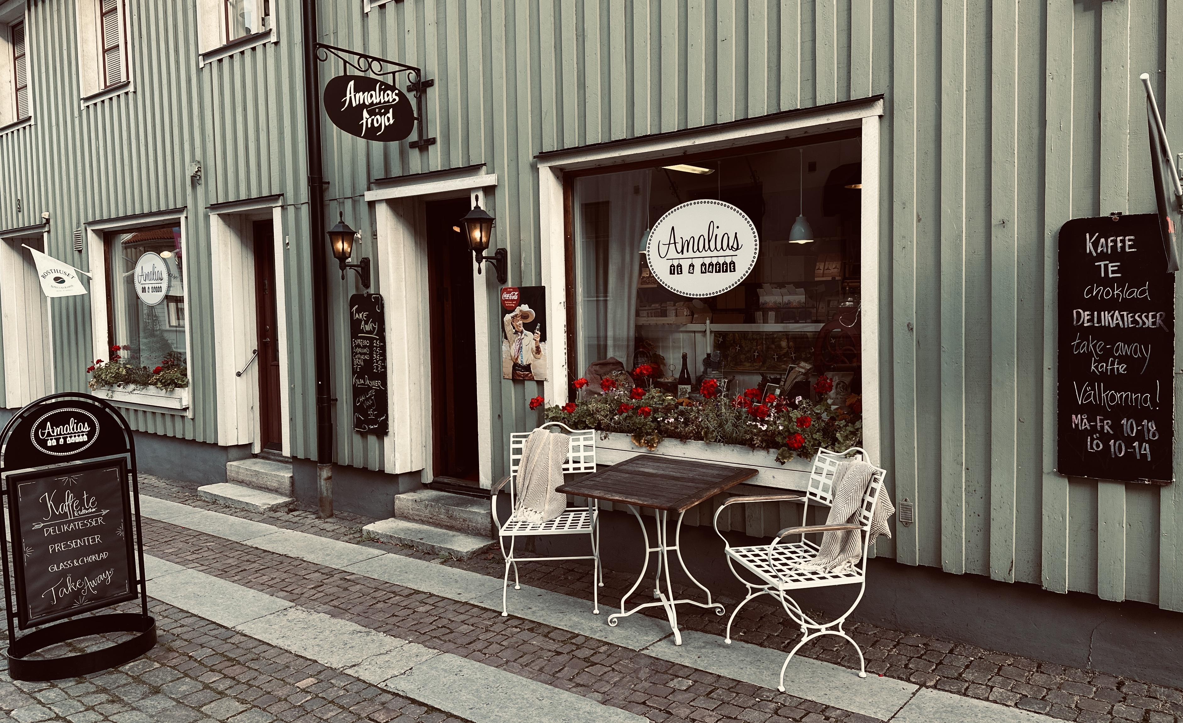 Mer än 140 olika sorters te i butiken och ett 20tal kaffesorter Öppet Mån-Fred: 10-18 Lör: 10-14 Röda dagar: Stängt 