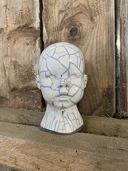 Skulptur Rakudoll Krackelerad vit