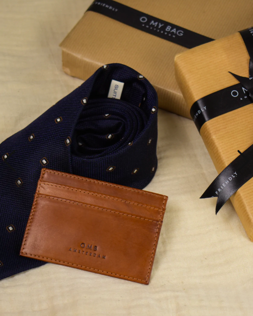 Mark's Cardcase I classic cognac, här som den ultimata presenten till farsdag