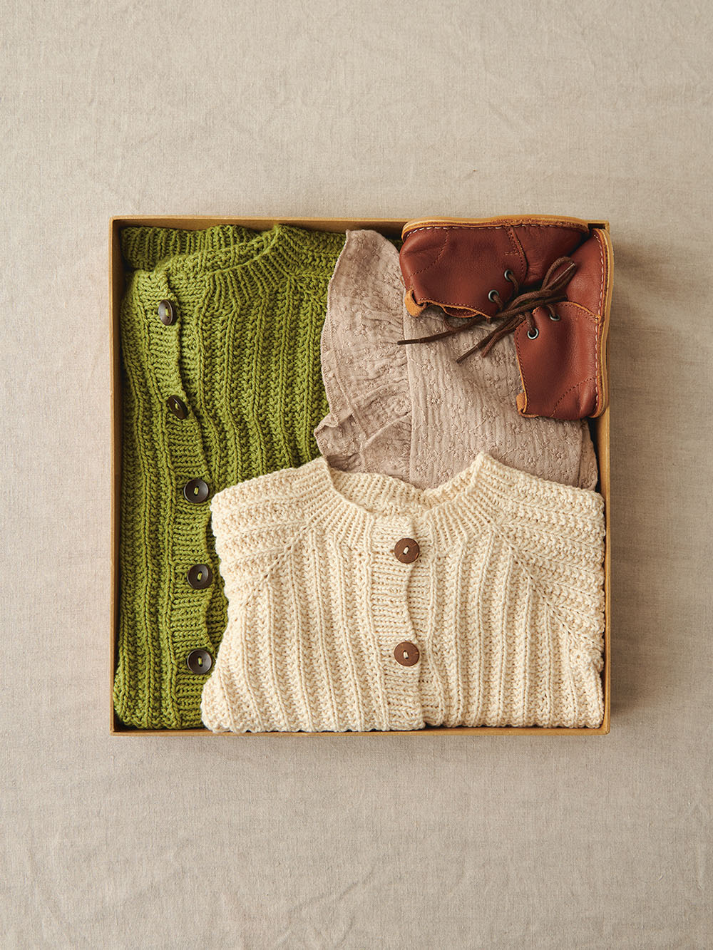 Sandnes Ellis Cardigan Baby 2505_06 (25 m mönster st 3) - 3
