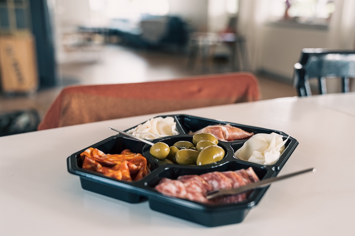 Miljö All plast som kommer från Treform är antingen nedbrytbart, återvinningsbart eller kan återanvändas. Produktionsspillet går tillbaka till våra partners och återanvänds. Det ger oss ett av marknadens lägsta CO2–avtryck.