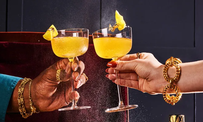 10 Klassiska Whiskydrinkar Whisky är inte bara en dryck att avnjuta ren eller med en skvätt vatten – den fungerar också utmärkt som bas i en rad klassiska och innovativa cocktails. Här är 10 whiskybaserade drinkar med recept som du kan prova för att imponera på vänner eller njuta av själv. Whiskydrinkar