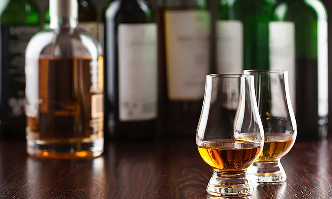 Whiskyguide Whisky är en av välrdens mest älskade spritdrycker, uppskattad för sina komplexa smaker och rika historia. Men vad är det egentligen som ger whiskyn dess unika karaktär, och hur började denna älskade dryck sin resa? Whiskyguide