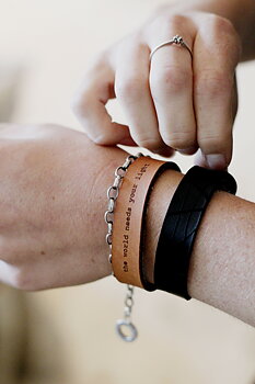 LÄDERARMBAND SVART - PRIMA FAKTORI