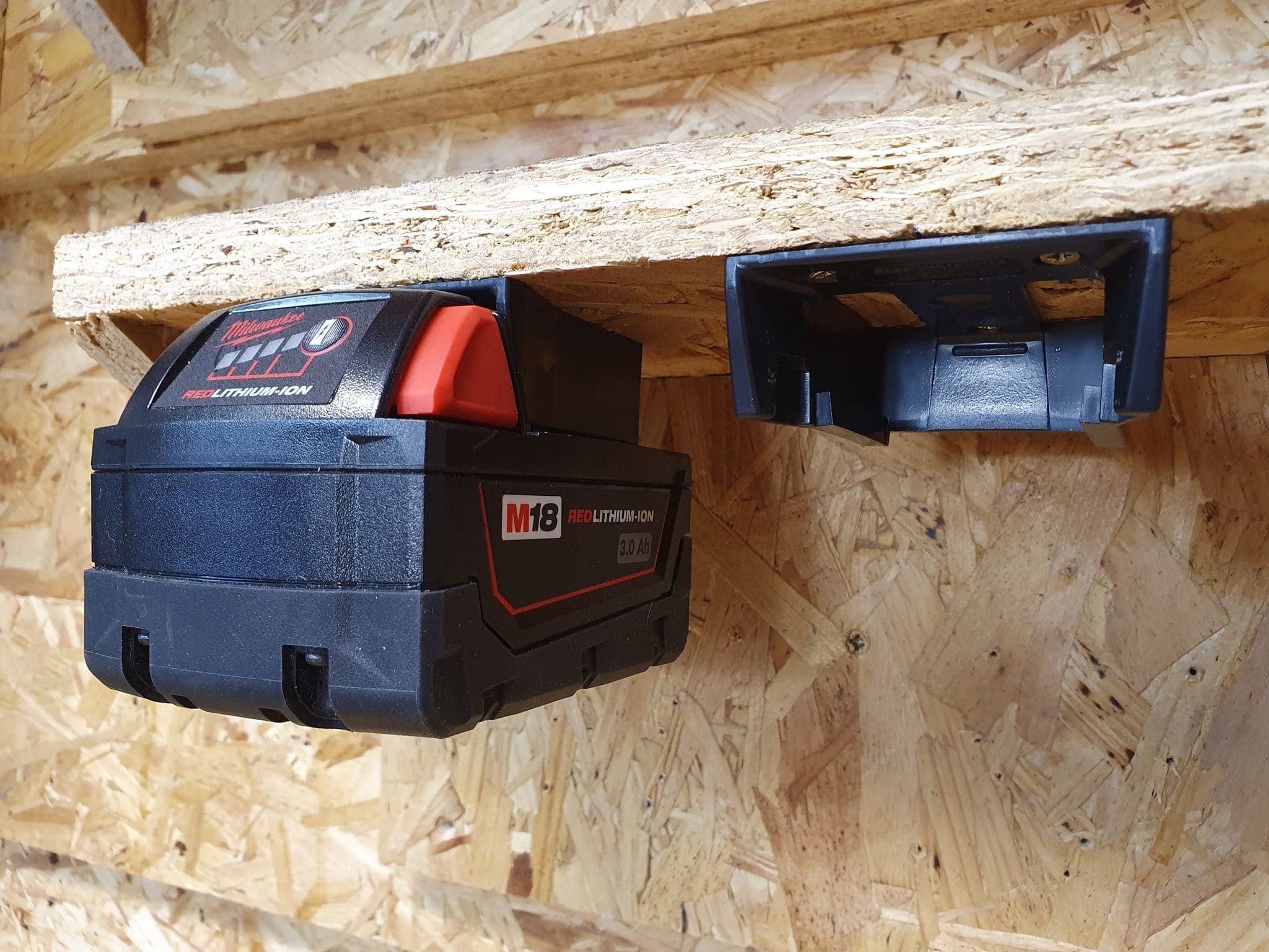 Stealth Mounts Batterifästen 6-pack för Milwaukee M18 ABS Väggmontage Röd, StealthMounts - 11