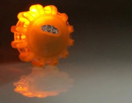 Magnetisk UFO LED-vägvarningslampa för nödsituationer, stöttålig, vattentät, 3 x AAA-batterier, gul. - 3
