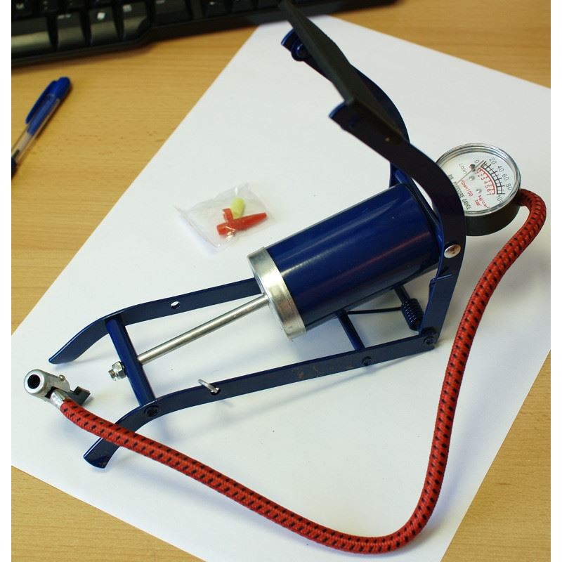Beast Fotpump med manometer, 1 cylinder